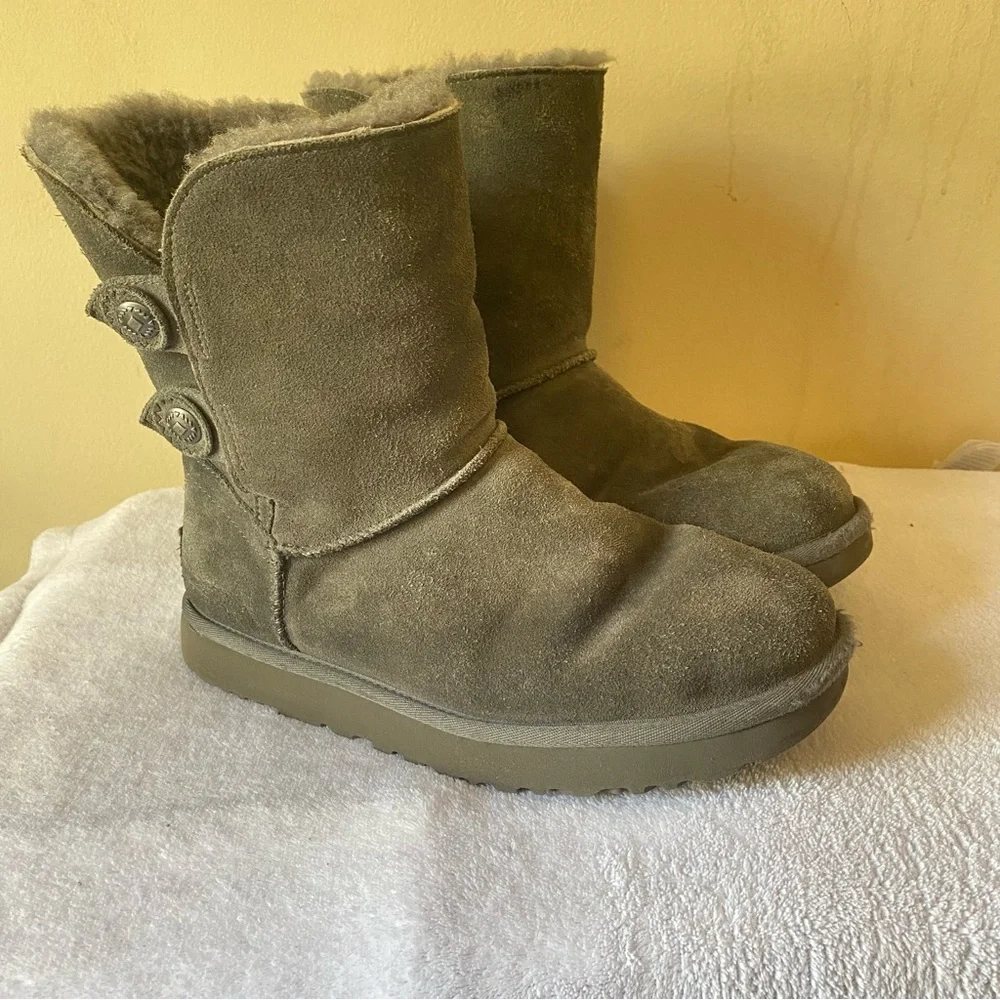 Women’s Gray Marciela Ugg Winter Boots Size 8 With Buttons